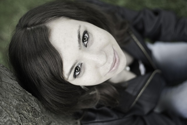 Zauroczony facet: jak jego spojrzenie zdradza uczucia do obiektu westchnień?