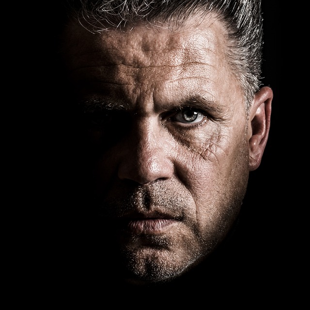 Klasa i styl: Jak dojrzały mężczyzna wyraża zainteresowanie kobietą?